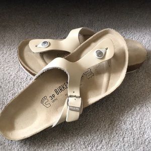 Like New beige Gizeh Birkenstocks. Size 9